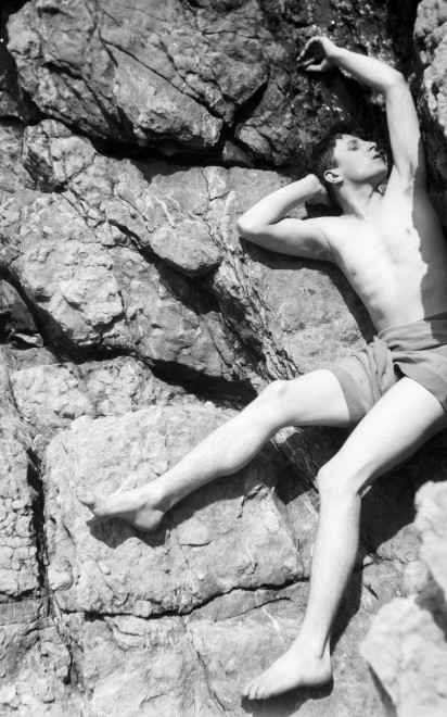 <p><strong>Cecil Beaton</strong>, <em>Rex Whistler, photography at Cap Ferrat</em>, 1927</p>