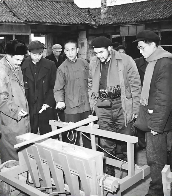 切·格瓦拉1960年访问中国期间，脖子上一直挂着照相机