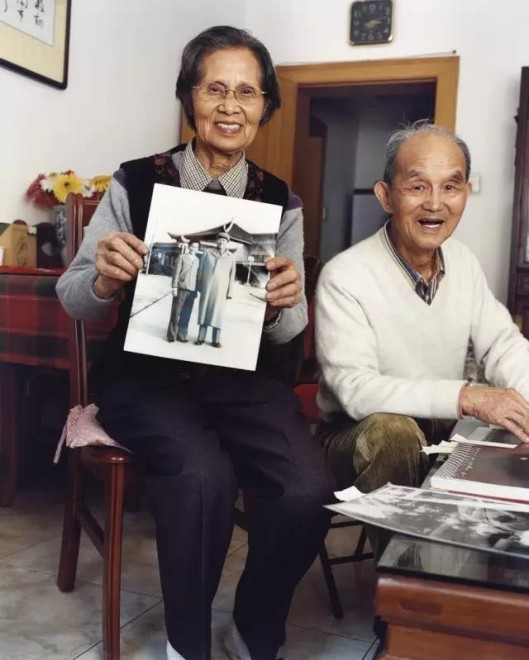 毛泽东专职摄影师侯波和徐肖冰在家中，2002年10月，上海 © Bettina Rheims