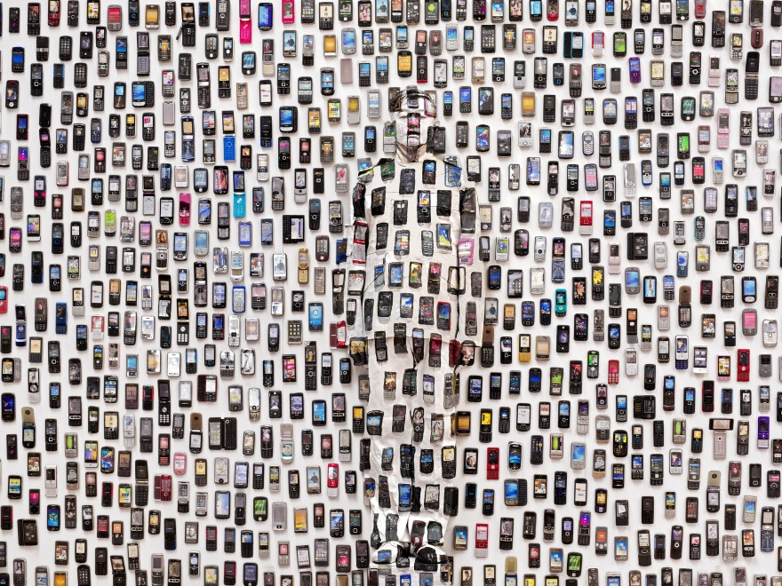 刘勃麟 Liu Bolin，手机 Mobile Phone， 2012 ，数字微喷 Inkjet Print，150×112.5cm