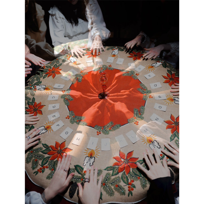 选自《白房子》系列  The White House series