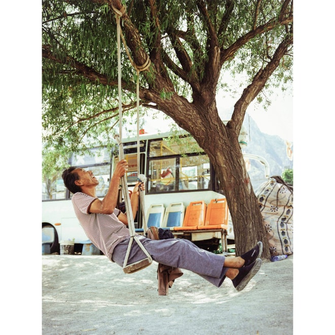 2019年7月，山西河津，荡秋千的中年人  July 2019, Hejin, Shanxi Province A middle-aged man on a swing