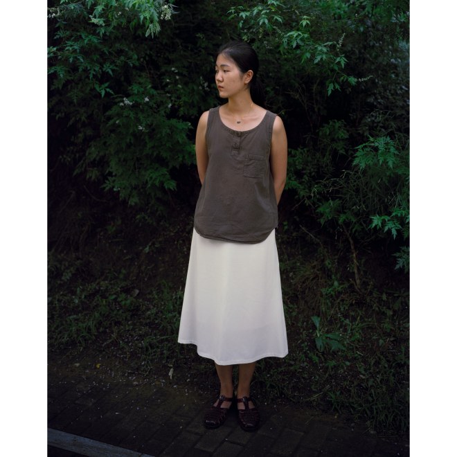 杨维翰，选自《张岱青在荆条树下》，2021。168 x 133cm, 收藏级艺术微喷  Yang Weihan, Selected from Zhang Daiqing Under the Chaste Tree, 2021. 168 x 133cm, Archival Inkjet Print