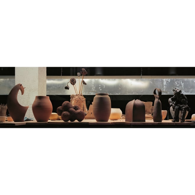杨维翰，《清华大学陶瓷艺术与设计实验室（一）》，2021。60.5 x 193cm，收藏级艺术微喷  Yang Weihan, Ceramic Art & Design Lab, Tsinghua University I, 2021. 60.5 x 193 cm, Archival Inkjet Print
