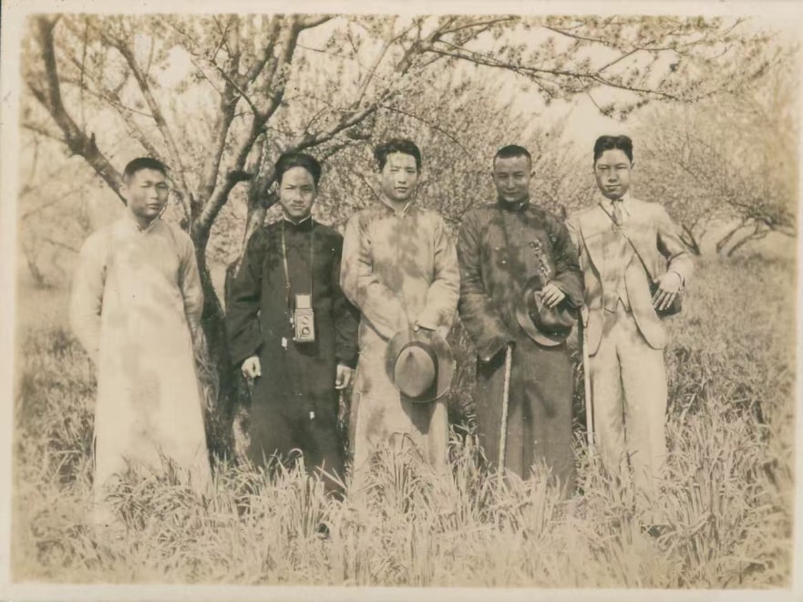 骆伯年与友人同游金华，1935年。明胶卤化银，6.2 x 8.2 厘米。图片鸣谢骆伯年艺术基金会和三影堂+3画廊  Luo Bonian Touring Jinhua with Friends, 1935. Gelatin Silver, 6.2 x 8.2 cm. Image courtesy of the Luo Bonian Art Foundation and Three Shadows+3 Gallery.