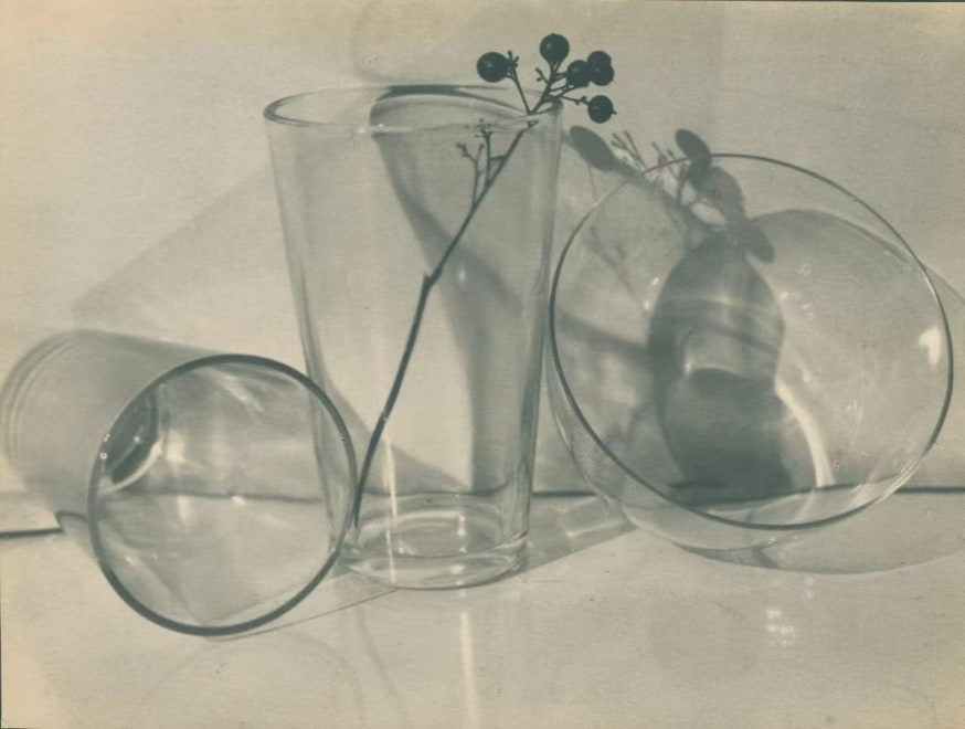 骆伯年，《静物》，1936年。明胶卤化银，21.3 x 28 厘米。图片鸣谢骆伯年艺术基金会和三影堂+3画廊  Luo Bonian, Still Life, 1936. Gelatin silver print, 21.3 x 28 cm. Image courtesy of the Luo Bonian Art Foundation and Three Shadows+3 Gallery.