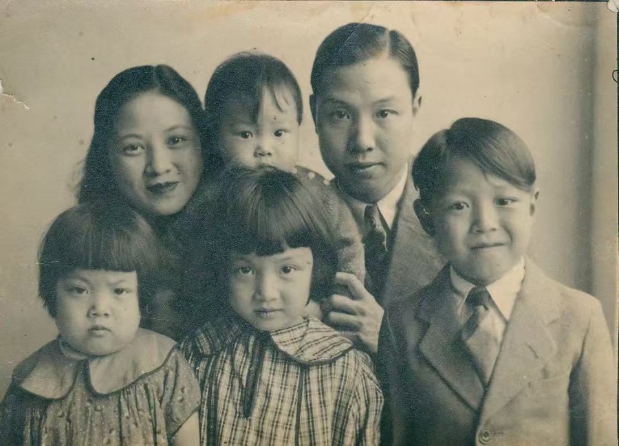骆伯年与家人合影，1937年。明胶卤化银，15 x 11 厘米。图片鸣谢骆伯年艺术基金会  Group Photo of Luo Bonian and His Family, 1937. Gelatin Silver Print, 15 x 11 cm. Image courtesy of the Luo Bonian Art Foundation.