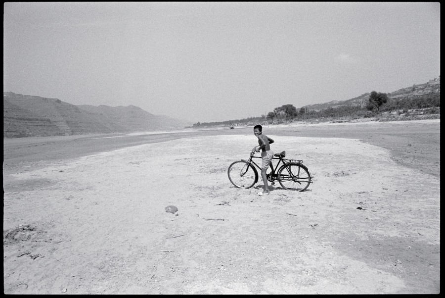 《骑单车的少年，黄河河滩》 Boy with Bicycle, Yellow River Shoal 1998