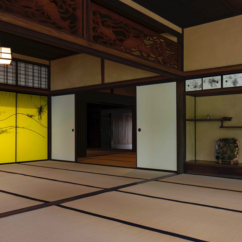 Vecchio Pino ( giallo ) “Ryu”(≠ Drag), 2019 4 x 168.5 x 92.5cm, inchiostro di china e acrilico su tela, montaggio Collezione del Museo d’Arte KUMAYA