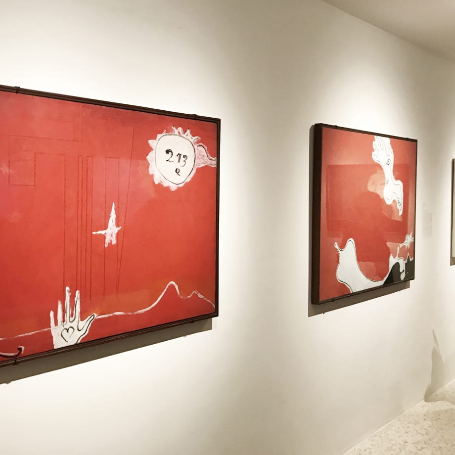 Veduta dell'installazione della mostra, con l'opera La grande amica n.2.