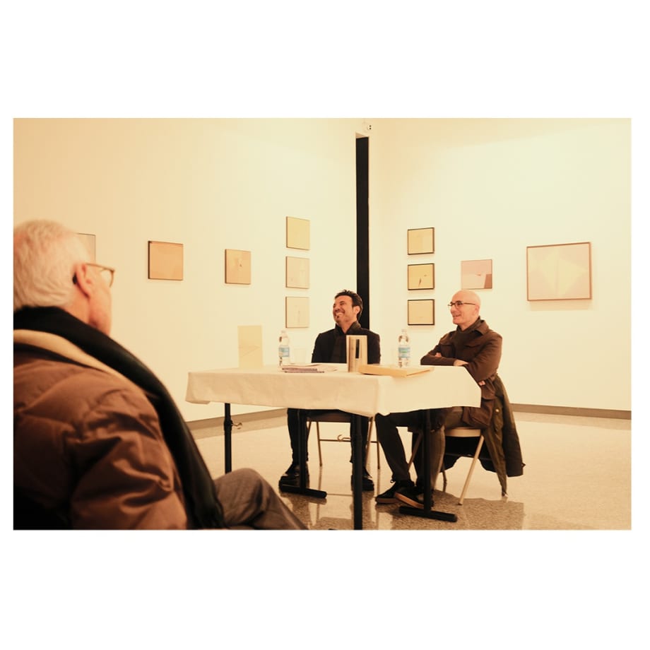 Salvatore Aprea e Roberto Borghi durante l'incontro tenuto in galleria il 12 dicembre 2023. Fotografia di Thomas Pagani.