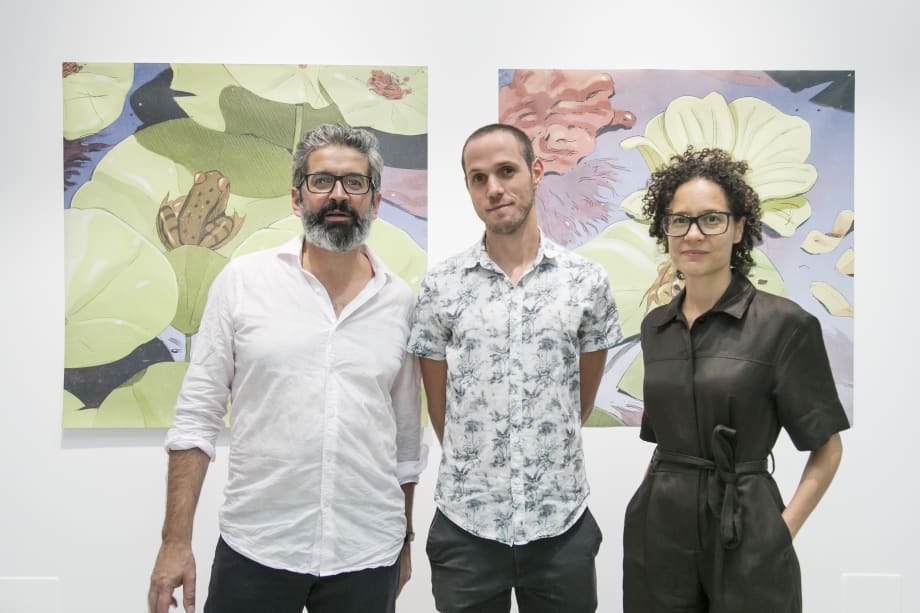 Javier Corzo (centro) con los directores de Galería ATC, Juan y Elle.