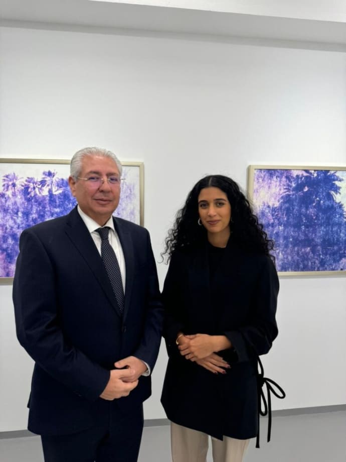 الفنانة البحرينية مشاعل الساعي تطلق معرضها الفني ” Gentle Porosities” بالتعاون مع النادي الدبلوماسي الدولي (Al-Khalij)