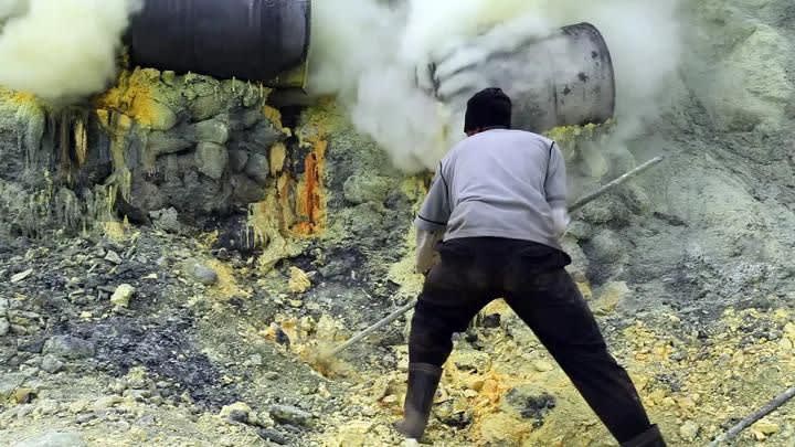 The Otherworldly Beauty of the Worst Job Ever, Canadian Art Junkie