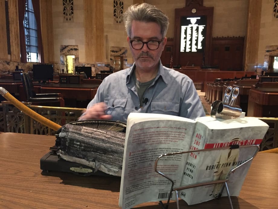 La performance di Tim Youd dentro l’Ara Pacis. Ricalcare (e perdere) le parole di un romanzo, By Helga Marsala, Artribune