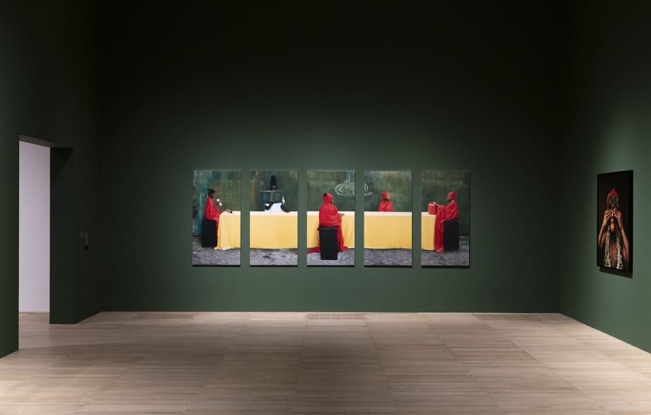 Maïmouna Guerresi, A World in Common: Contemporary African Photography, Installation, Photo © Tate (Oli Cowling), 2023.