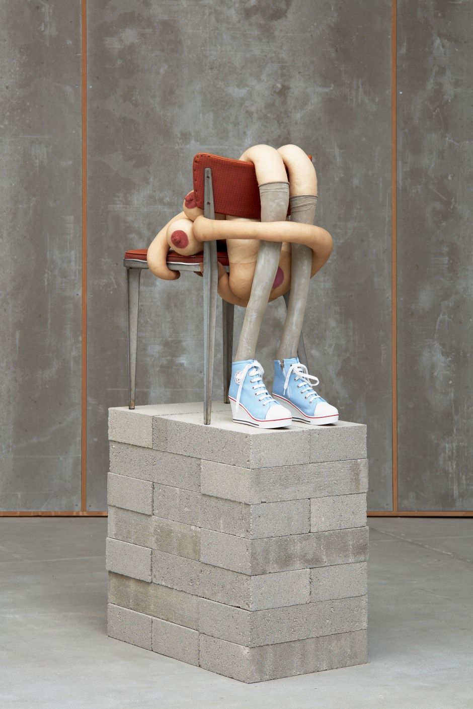 Sarah Lucas  PEEPING THOMASINA, 2020  tights, wire, wool, shoes, acrylic paint, vinyl and metal chair  sculpture: 81 x 46 x 66 cm / 31 ⅞ x 18 ⅛ x 26 in plinth: 68.1 x 43 x 65.2 cm / 26 ¾ x 16 ⅞ x 25 ⅝ in  © Sarah Lucas. Courtesy the Artist and Sadie Coles HQ, London.  Photo: Robert Glowacki