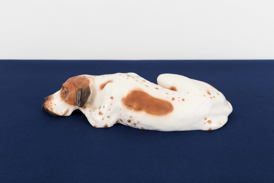 Quattro cani morti (Four dead dogs), 2018  Installation, ceramic, four elements, around 20 x 80 x 40 cm each