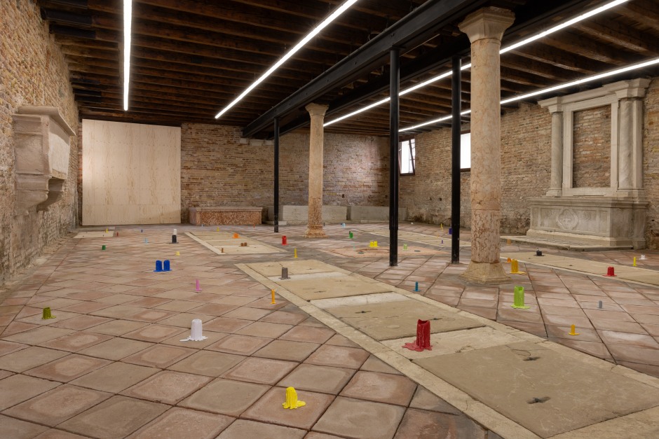 Installation view, Ugo Rondinone, burn shine fly, 59th Venice Biennale, Scuola Grande San Giovanni Evangelista, Venice, 20 April - 17 September 2022.  © Ugo Rondinone. Courtesy the artist; Galerie Eva Presenhuber, Zurich; Esther Schipper, Berlin; Sadie Coles HQ, London; Gladstone, New York; Kamel Mennour, Paris; Kukje Gallery, Seoul.  Photo: Andrea Rossetti