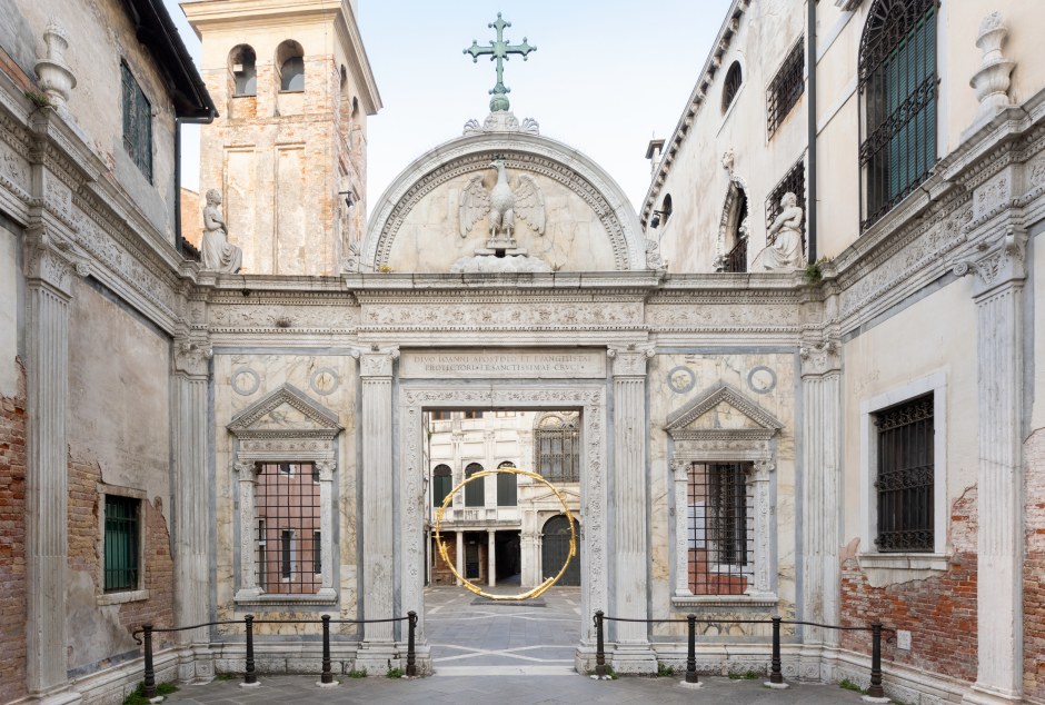 Installation view, Ugo Rondinone, burn shine fly, 59th Venice Biennale, Scuola Grande San Giovanni Evangelista, Venice, 20 April - 17 September 2022.  © Ugo Rondinone. Courtesy the artist; Galerie Eva Presenhuber, Zurich; Esther Schipper, Berlin; Sadie Coles HQ, London; Gladstone, New York; Kamel Mennour, Paris; Kukje Gallery, Seoul.  Photo: Andrea Rossetti