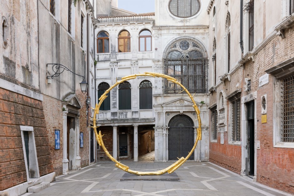 Installation view, Ugo Rondinone, burn shine fly, 59th Venice Biennale, Scuola Grande San Giovanni Evangelista, Venice, 20 April - 17 September 2022.  © Ugo Rondinone. Courtesy the artist; Galerie Eva Presenhuber, Zurich; Esther Schipper, Berlin; Sadie Coles HQ, London; Gladstone, New York; Kamel Mennour, Paris; Kukje Gallery, Seoul.  Photo: Andrea Rossetti