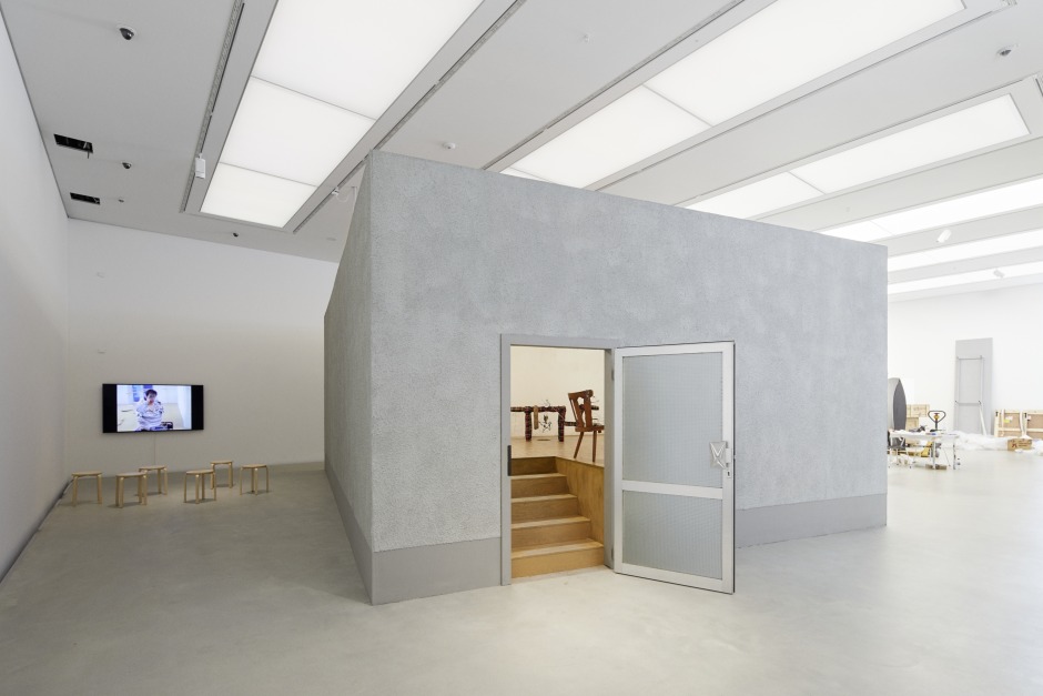 Installation view, Focus Collection, John Bock, AuraAroma Ω-Beule, Kunsthalle Mannheim, 25 October 2019 - 1 October 2020  © John Bock. Courtesy the Artist and Kunsthalle Mannheim, Mannheim.  Photo: Reiner Diehl  The exhibition is supported by the Art Mentor Foundation Lucerne.
