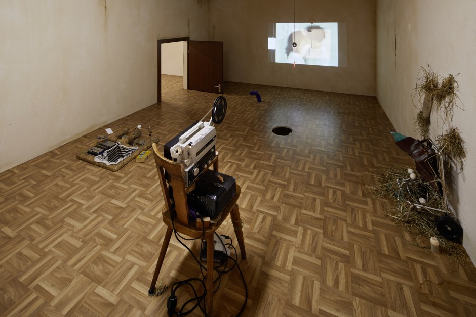 Installation view, Focus Collection, John Bock, AuraAroma Ω-Beule, Kunsthalle Mannheim, 25 October 2019 - 1 October 2020  © John Bock. Courtesy the Artist and Kunsthalle Mannheim, Mannheim.  Photo: Reiner Diehl  The exhibition is supported by the Art Mentor Foundation Lucerne.