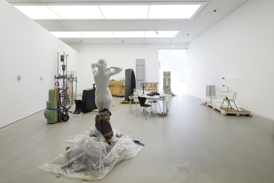 Installation view, Focus Collection, John Bock, AuraAroma Ω-Beule, Kunsthalle Mannheim, 25 October 2019 - 1 October 2020  © John Bock. Courtesy the Artist and Kunsthalle Mannheim, Mannheim.  Photo: Reiner Diehl  The exhibition is supported by the Art Mentor Foundation Lucerne.