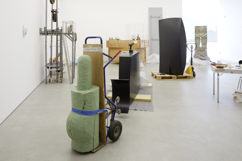Installation view, Focus Collection, John Bock, AuraAroma Ω-Beule, Kunsthalle Mannheim, 25 October 2019 - 1 October 2020  © John Bock. Courtesy the Artist and Kunsthalle Mannheim, Mannheim.  Photo: Reiner Diehl  The exhibition is supported by the Art Mentor Foundation Lucerne.