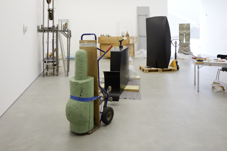 Installation view, Focus Collection, John Bock, AuraAroma Ω-Beule, Kunsthalle Mannheim, 25 October 2019 - 1 October 2020  © John Bock. Courtesy the Artist and Kunsthalle Mannheim, Mannheim.  Photo: Reiner Diehl  The exhibition is supported by the Art Mentor Foundation Lucerne.
