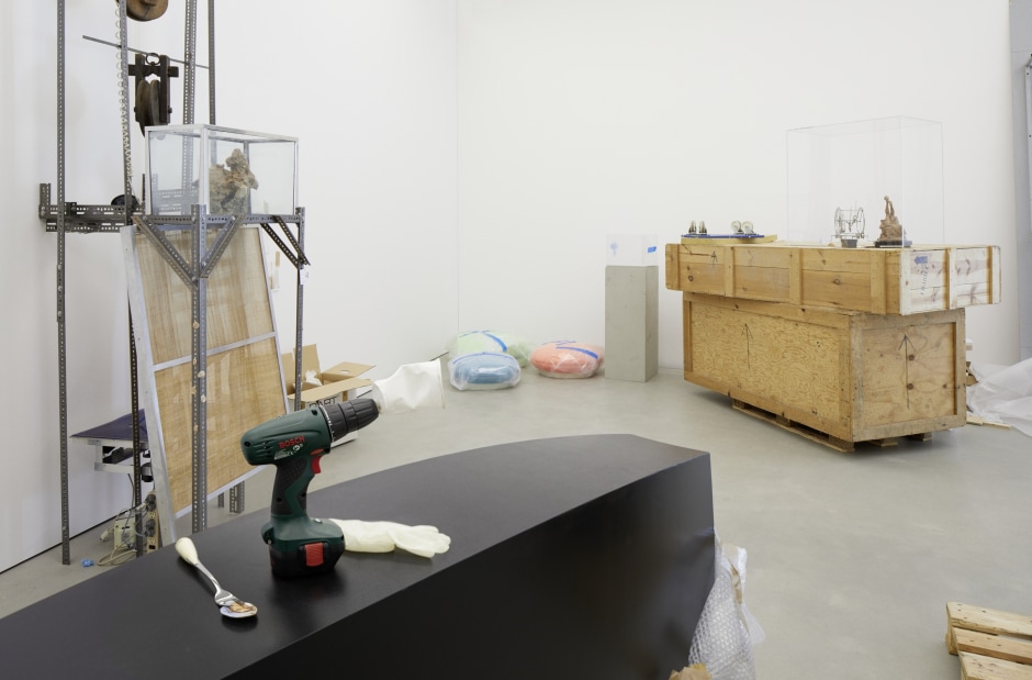 Installation view, Focus Collection, John Bock, AuraAroma Ω-Beule, Kunsthalle Mannheim, 25 October 2019 - 1 October 2020  © John Bock. Courtesy the Artist and Kunsthalle Mannheim, Mannheim.  Photo: Reiner Diehl  The exhibition is supported by the Art Mentor Foundation Lucerne.