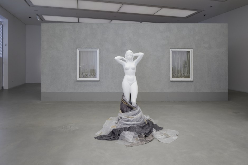 Installation view, Focus Collection, John Bock, AuraAroma Ω-Beule, Kunsthalle Mannheim, 25 October 2019 - 1 October 2020  © John Bock. Courtesy the Artist and Kunsthalle Mannheim, Mannheim.  Photo: Reiner Diehl  The exhibition is supported by the Art Mentor Foundation Lucerne.