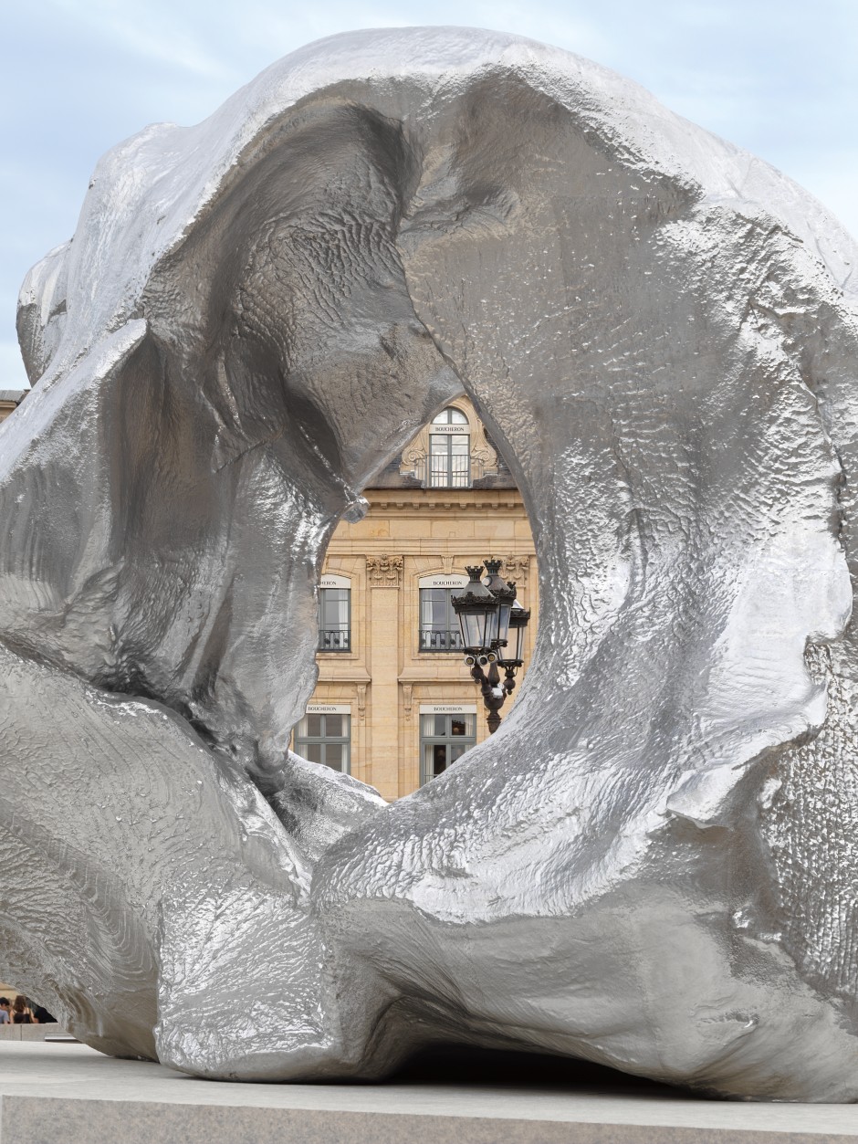 Installation view, Urs Fischer, Wave, Place Vendôme, Paris, 14 October - 30 November 2023  © Urs Fischer, courtesy the Artist and Gagosian.  Photo: Stefan Altenburger