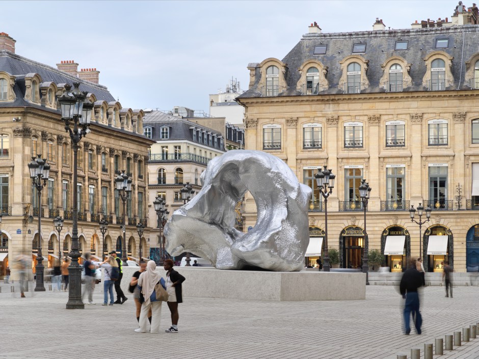 Installation view, Urs Fischer, Wave, Place Vendôme, Paris, 14 October - 30 November 2023  © Urs Fischer, courtesy the Artist and Gagosian.  Photo: Stefan Altenburger