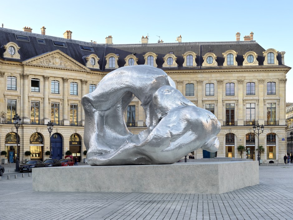 Installation view, Urs Fischer, Wave, Place Vendôme, Paris, 14 October - 30 November 2023  © Urs Fischer, courtesy the Artist and Gagosian.  Photo: Stefan Altenburger