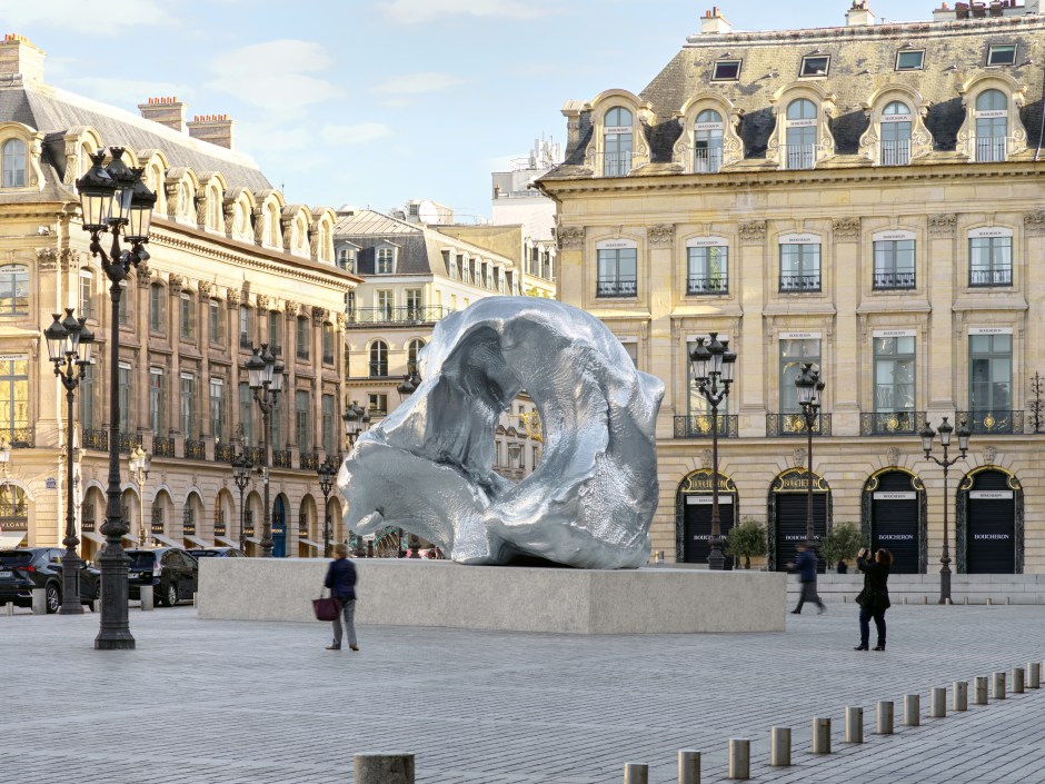 Installation view, Urs Fischer, Wave, Place Vendôme, Paris, 14 October - 30 November 2023  © Urs Fischer, courtesy the Artist and Gagosian.  Photo: Stefan Altenburger