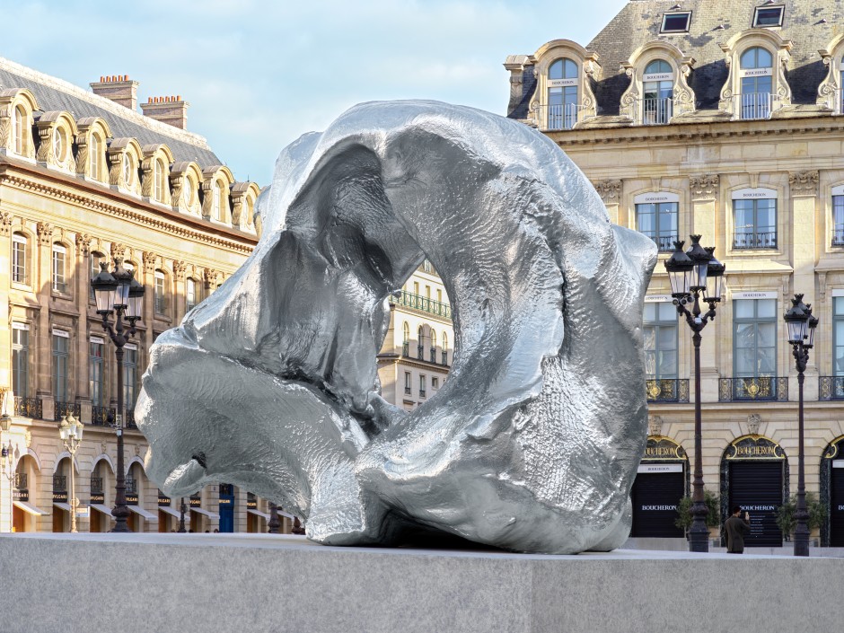 Installation view, Urs Fischer, Wave, Place Vendôme, Paris, 14 October - 30 November 2023  © Urs Fischer, courtesy the Artist and Gagosian.  Photo: Stefan Altenburger