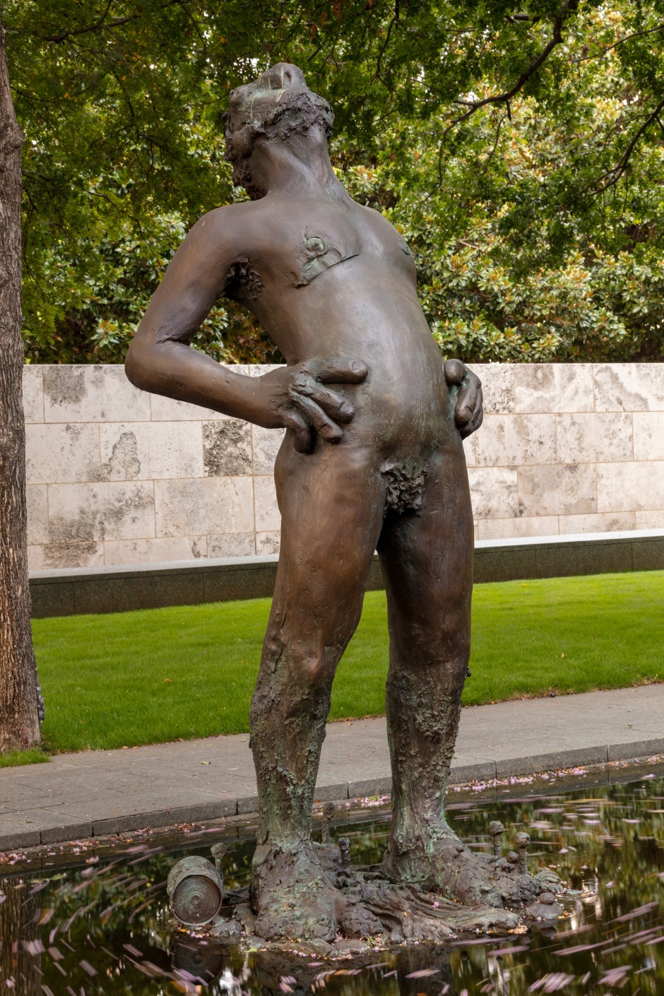 Installation view, Nicole Eisenman, Sketch for a Fountain, Nasher Sculpture Centre, Dallas, 27 April - 27 October 2019  © Nicole Eisenman. Courtesy of the Artist and Nasher Sculpture Center, Dallas TX, USA.  Photo: Kevin Todora