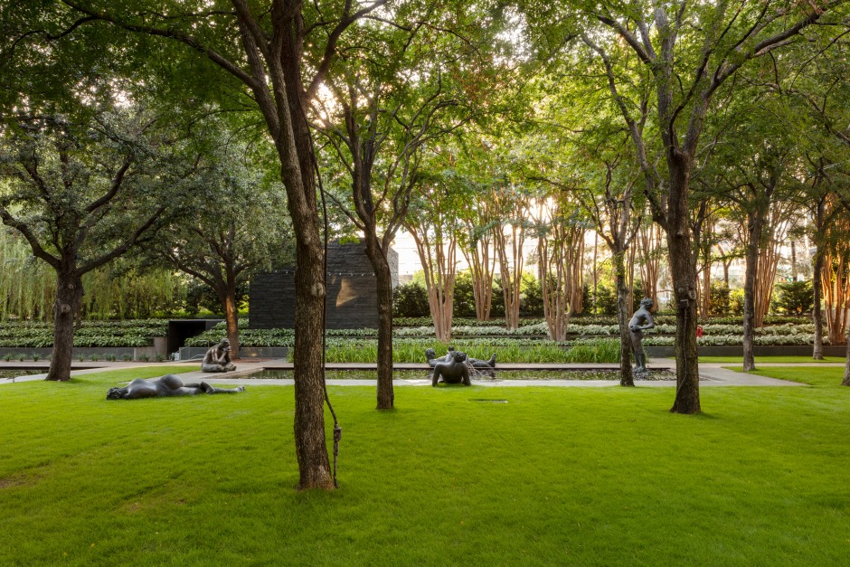 Installation view, Nicole Eisenman, Sketch for a Fountain, Nasher Sculpture Centre, Dallas, 27 April - 27 October 2019  © Nicole Eisenman. Courtesy of the Artist and Nasher Sculpture Center, Dallas TX, USA.  Photo: Kevin Todora