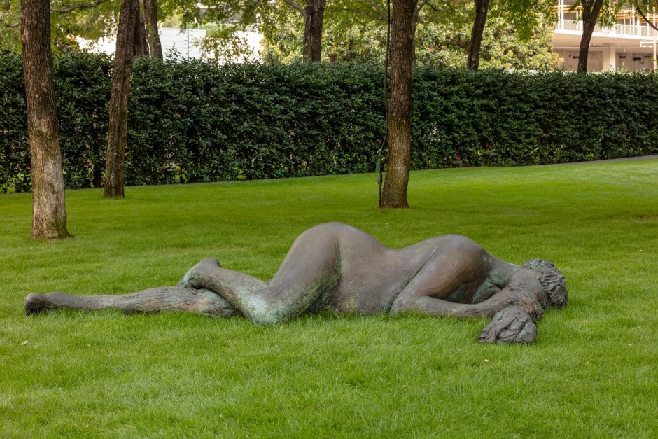 Installation view, Nicole Eisenman, Sketch for a Fountain, Nasher Sculpture Centre, Dallas, 27 April - 27 October 2019  © Nicole Eisenman. Courtesy of the Artist and Nasher Sculpture Center, Dallas TX, USA.  Photo: Kevin Todora