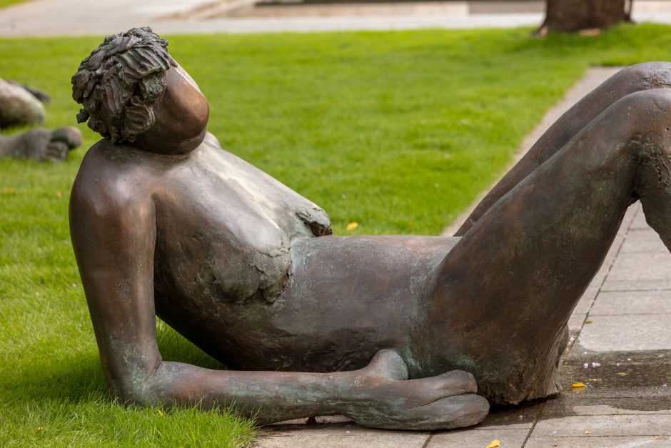 Installation view, Nicole Eisenman, Sketch for a Fountain, Nasher Sculpture Centre, Dallas, 27 April - 27 October 2019  © Nicole Eisenman. Courtesy of the Artist and Nasher Sculpture Center, Dallas TX, USA.  Photo: Kevin Todora