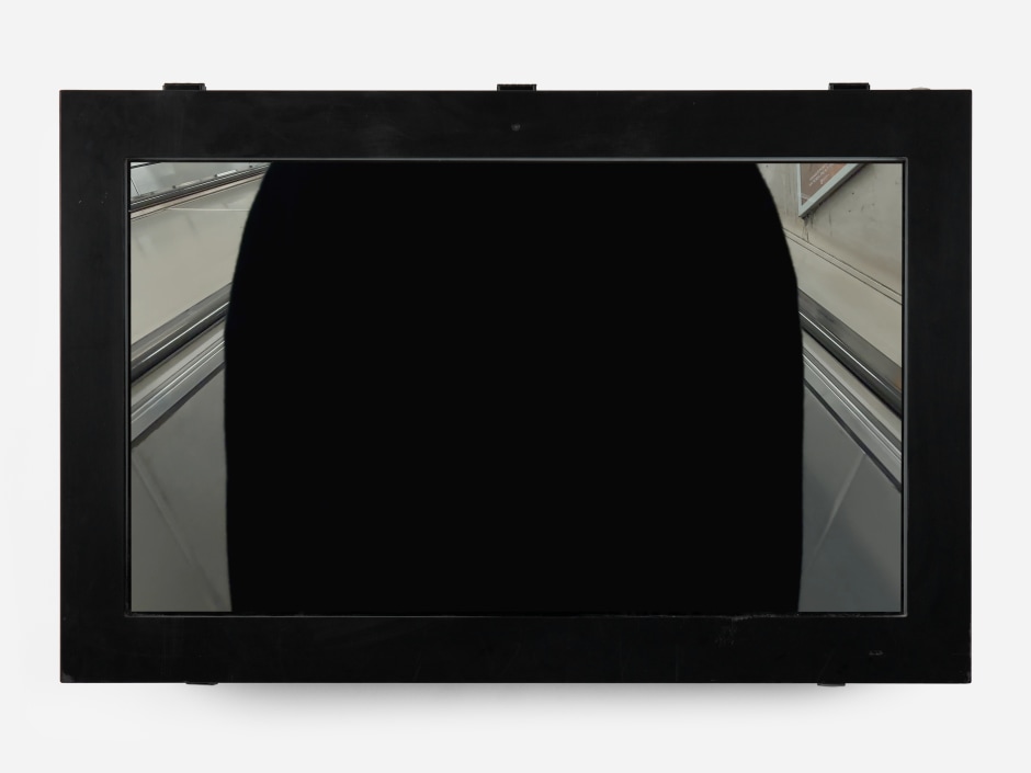 Untitled (Jubilee), 2024  HD video, 48” digital display monitor  79.5 x 122 x 36 cm / 31 ¼ x 48 x 14 ⅛ in dur: 2 min, cameraman: Marco Bruzzone  © Klara Liden. Courtesy of the Artist and Sadie Coles HQ, London.  Photo: Katie Morrison