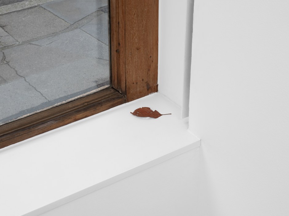 Leaf, 2024  painted on wood  11 x 5 x 1 cm / 4 ⅜ x 2 x ⅜ in  © Suda Yoshihiro. Courtesy of the Artist and Sadie Coles HQ, London.  Photo: Arthur Gray