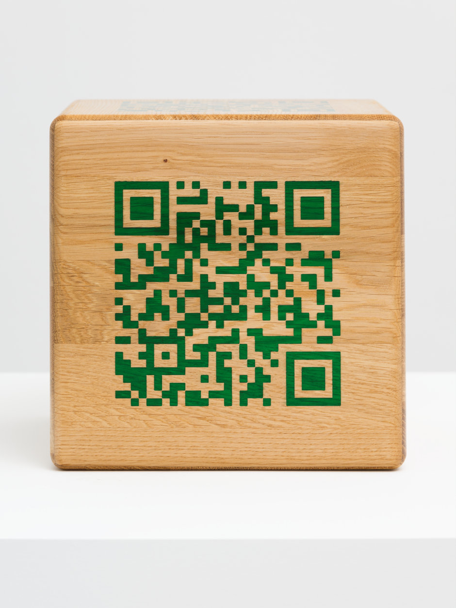 6 Sides of Scott Mendes  oak panels, epoxy adhesive, trans emerald epoxy filler  Cube size : 21.5 x 21.5 x 21.5 cm QR–Code size : 13.5 x 13.5 cm (each side has an individual code in the same size)