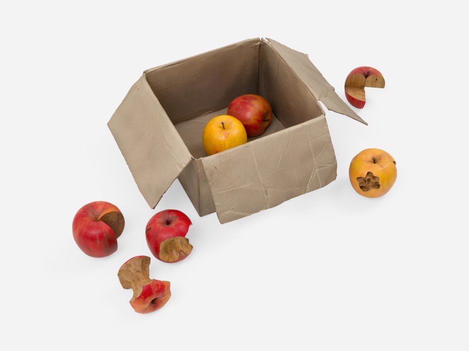 Kati Heck  Siehste!, 2024  bronze box with seven apples, plumwood, gouache  21 x 57 x 54 cm / 8 ¼ x 22 ½ x 21 ¼ in  © Kati Heck. Courtesy of the Artist and Sadie Coles HQ, London.  Photo: Pieter Huybrechts