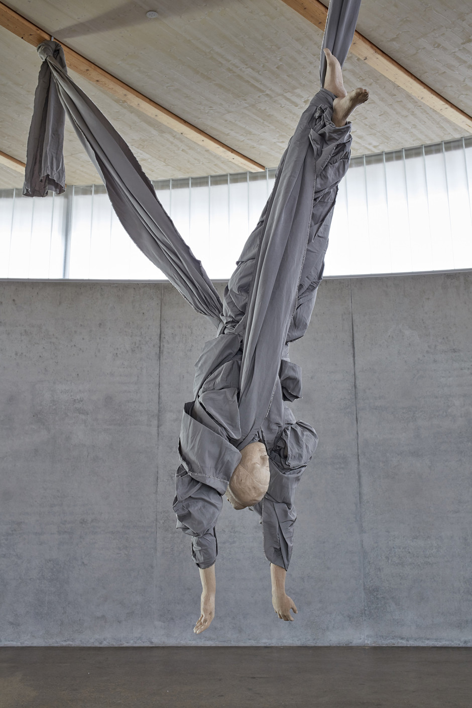 Falling Woman, installation view, Paloma Varga Weisz, Skulpturenhalle, Thomas Schütte Foundation, Holzheim, 21 April – 12 August 2017