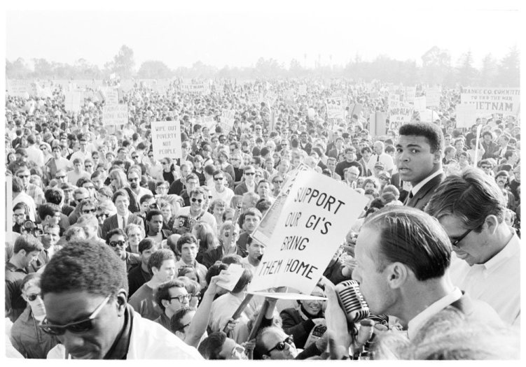 Howard L. Bingham, Muhammad Ali at Vietnam War Protest, Los Angeles, 1967