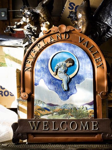 Henry Leutwyler, Neverland Welcome Sign, 2009