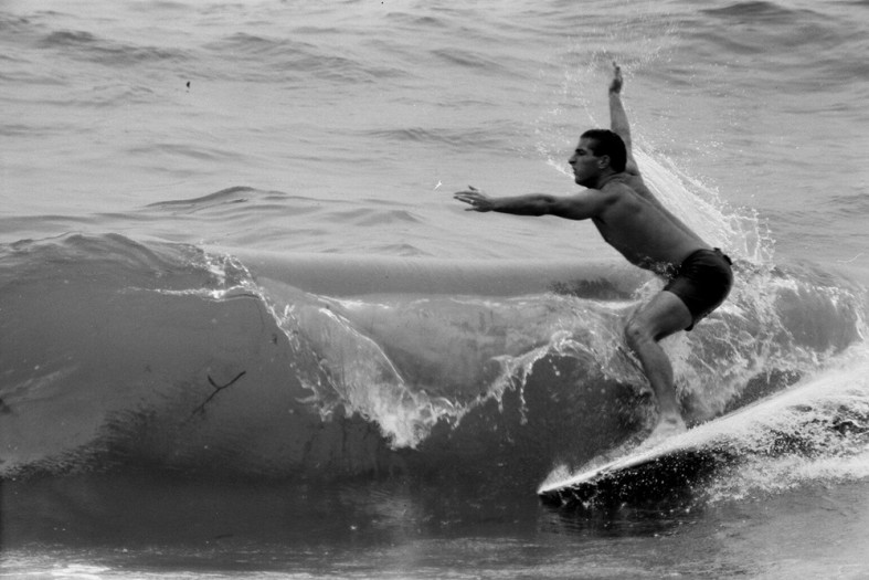 LeRoy Grannis, Micky Munoz Sniffs Victory, D&W Surf Championships, Delrey Beach, 1963
